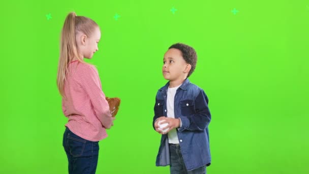 Έξυπνα Πολυφυλετικά Παιδιά Ανταλλάσουν Παιχνίδια Στο Στούντιο Πλευρική Άποψη Του — Αρχείο Βίντεο