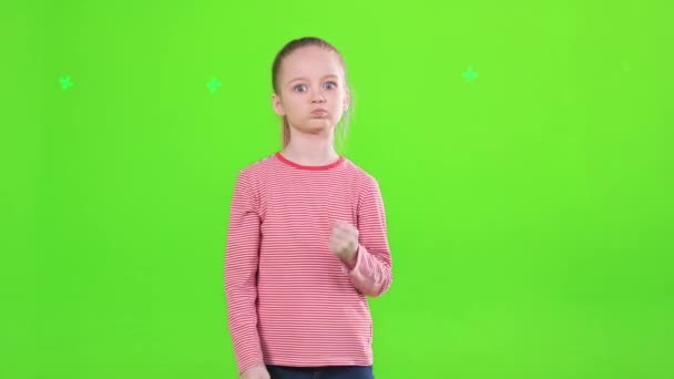 Возбужденная Маленькая Девочка Показывает Кулаки Пожимая Руки Время Бунтует Студии — стоковое видео