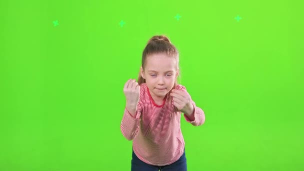 有趣的表达女孩解释相机 积极的手势 在镜头前 兴奋的少女讲述着运动中的事 被绿色背景隔离 手势的概念 — 图库视频影像