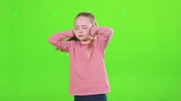 Poważna Dziewczynka Zakrywająca Uszy Rękami Nie Chce Słyszeć Studio Widok — Wideo stockowe