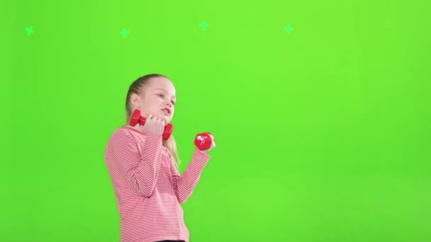 有动力的小女孩练习哑铃 在工作室训练 侧视疲惫的女孩努力举起运动器材 隔离在绿色的背景下 体育的概念 — 图库视频影像