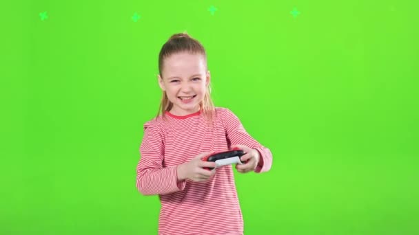 Захоплена Маленька Дівчинка Грає Відеоігри Стоячи Студії Щаслива Дівчинка Джойстиком — стокове відео