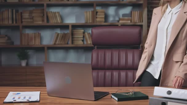 Funcionário Feminino Estrito Que Entra Escritório Tem Assento Cadeira Aconchegante — Vídeo de Stock
