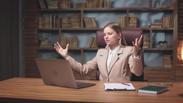 Kafkasyalı Genç Bir Kadın Dizüstü Bilgisayara Bakıyor Aletler Kötü Düşük — Stok video