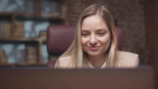 Mooie Vrolijke Vrouw Kijken Grappige Video Draadloze Computer Tijdens Korte — Stockvideo
