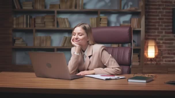 Glückliche Mitarbeiterinnen Sitzen Mit Zufriedenem Gesichtsausdruck Büro Vor Dem Laptop — Stockvideo