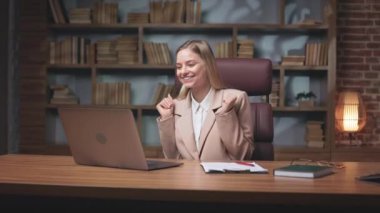 Bayan ofis çalışanı, kişisel dizüstü bilgisayarından maaş artışıyla ilgili tebligat almaktan heyecan duyuyor. Çekici bir kadın sürpriz bir jest yapıyor ve duygusal olarak 