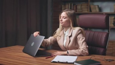 Çekici şirket müdürünün kablosuz cihaz açması ve online video konferansına başlaması. Açık fikirli CEO iş arkadaşlarını selamlıyor ve iyi çalışma günleri diliyor..