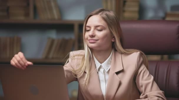 Närbild Ganska Blond Dam Öppna Laptop Och Starta Arbetsdag Perfekt — Stockvideo