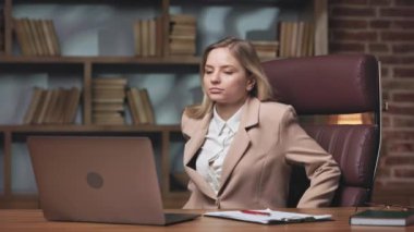 Kendine güvenen güzel finans müdürü rahat ofis koltuğuna oturup işine geri dönüyor. Ciddi bir bayan laptop ekranına bakıyor ve sonra kağıda bazı notlar alıyor..