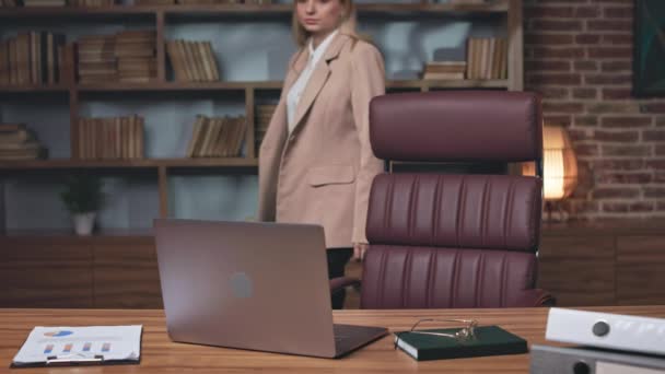 Elegante Junge Frau Formeller Kleidung Betritt Den Arbeitsplatz Und Setzt — Stockvideo