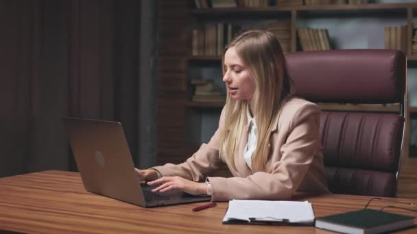 Mulher Atraente Entusiasta Que Digita Rapidamente Teclado Computador Pessoal Logo — Vídeo de Stock