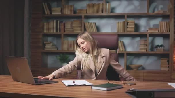 Mladá Energická Žena Cítí Radost Točí Módní Kancelářské Židli Happy — Stock video