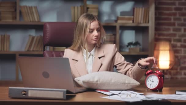 Femeie Suprasolicitată Petrece Prea Mult Timp Laptopul Personal Decide Doarmă — Videoclip de stoc