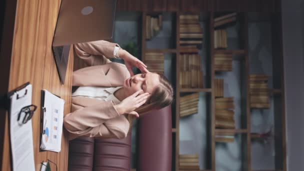 Kobieta Pracownik Wykonawczy Cierpi Silną Migrenę Spędzeniu Zbyt Wiele Godzin — Wideo stockowe