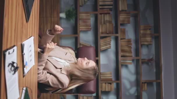 Femme Blonde Énergique Dansant Avec Les Mains Agitant Les Cheveux — Video