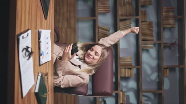 Šťastná Žena Formálních Šatech Ukazovala Vítězné Gesto Zdviženou Rukou Zatímco — Stock video