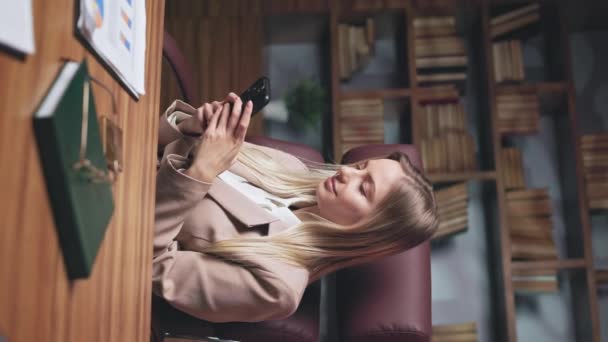 Κάθετο Βίντεο Χαρούμενη Κυρία Διαβάζει Υπέροχα Νέα Στο Smartphone Ενθουσιασμένη — Αρχείο Βίντεο