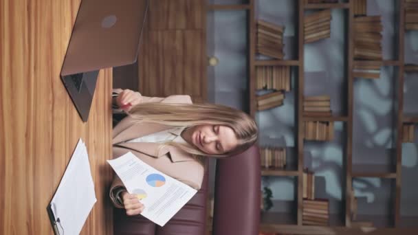 Vertikal Video Med Ung Attraktiv Kvinna Som Har Videokonferens Laptop — Stockvideo