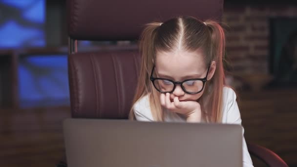 Kleine Professionelle Geschäftsfrau Sitzt Chefsessel Vor Dem Laptop Und Analysiert — Stockvideo