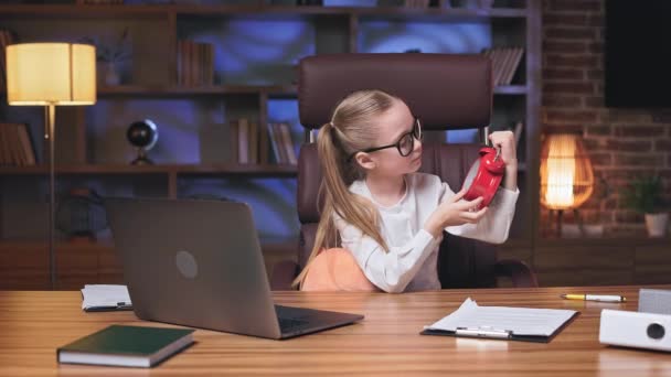 Überarbeitete Schulmädchen Verbringen Viel Zeit Mit Ihrem Laptop Und Entscheiden — Stockvideo