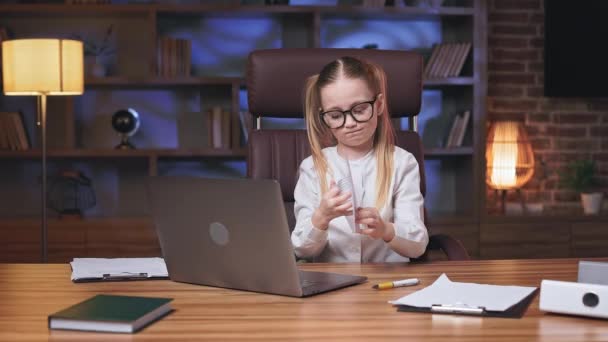 現代のオフィスで同僚とリモートコンピュータでオンライン会話をしている愛らしい十代の少女 悪い仕事の結果に怒りを感じる小さなビジネスの女性と画面の前で論文をリッピング — ストック動画