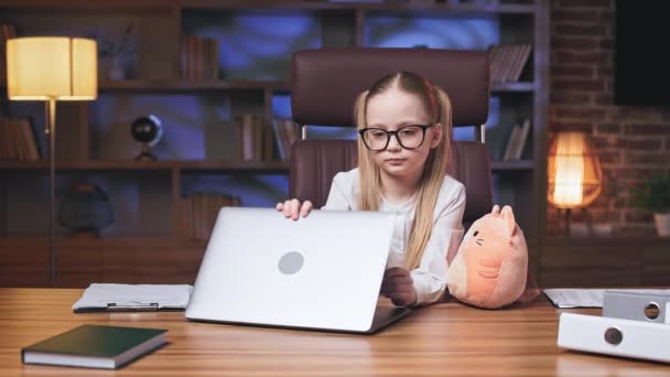 Mała Dama Biznesu Kończy Zadanie Online Laptopie Zamyka Gadżet Kreatywnym — Wideo stockowe