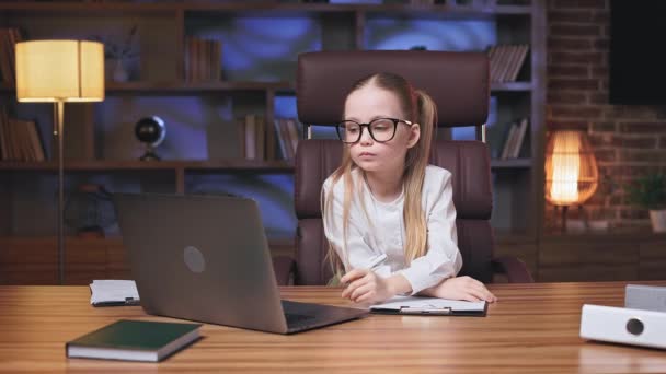 Kafkasyalı Küçük Girişimci Elinde Kalemle Şık Ofis Odasındaki Kişisel Bilgisayarda — Stok video
