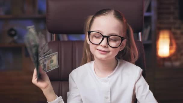 Sluiten Van Rijke Kleine Zakelijke Meisje Zwaaien Dollarbiljetten Het Gezicht — Stockvideo