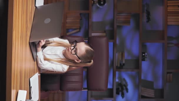 Soustředěná Běloška Oblečená Formálním Elegantním Oblečení Pracující Notebooku Moderní Prostorné — Stock video