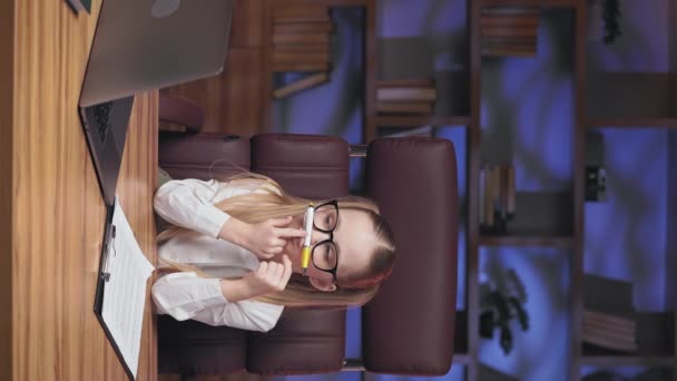 Αστεία Καυκάσιος Κορίτσι Αισθάνεται Βαρεθεί Κατά Διάρκεια Της Online Εργασίας — Αρχείο Βίντεο