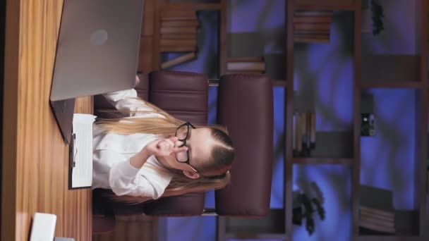 Pozitif Sarışın Çocuk Dinleniyor Ebeveyn Ofisinde Taşınabilir Dizüstü Bilgisayardan Müzik — Stok video
