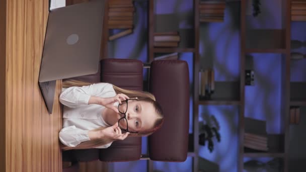 Vídeo Vertical Agradável Menina Pré Adolescente Cabelos Dourados Colocando Óculos — Vídeo de Stock