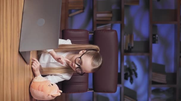 Φανταστικό Γοητευτικό Κορίτσι Κάθεται Ξύλινο Γραφείο Απομακρυσμένο Υπολογιστή Και Μιλάμε — Αρχείο Βίντεο