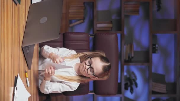 Ernstige Kleine Business Executive Houden Videoconferentie Laptop Ontslaan Van Werknemers — Stockvideo
