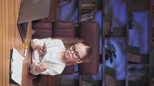 Κατακόρυφο Βίντεο Καυκάσιο Κοριτσάκι Λαμβάνει Μηνιαίο Μισθό Δολάρια Εστιασμένη Παιδί — Αρχείο Βίντεο