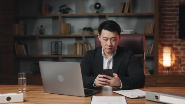 Vorderansicht Eines Asiatischen Unternehmers Der Auf Seinem Handy Internet Surft — Stockvideo
