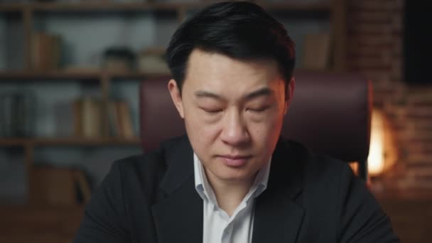 Ritratto Imprenditore Asiatico Con Espressione Seria Volto Alzando Testa Guardando — Video Stock
