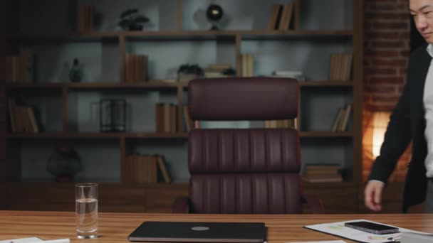 Pozytywny Pracownik Wchodzi Biura Siedzi Wygodnym Fotelu Przystojny Azjatycki Dżentelmen — Wideo stockowe
