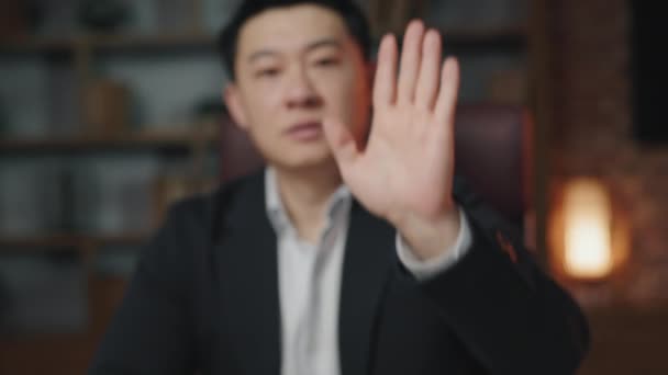 Wazig Portret Van Aziatische Man Bereiken Palm Naar Voren Het — Stockvideo