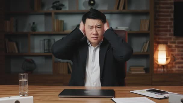 Porträtt Stressad Asiatisk Affärsman Stänga Öronen Med Händerna Låtsas Inte — Stockvideo
