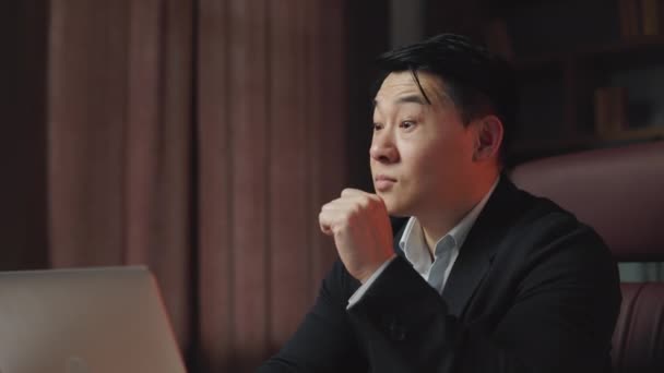 Närbild Omtänksam Asiatisk Man Koncentreras Viktig Fråga Och Sedan Har — Stockvideo