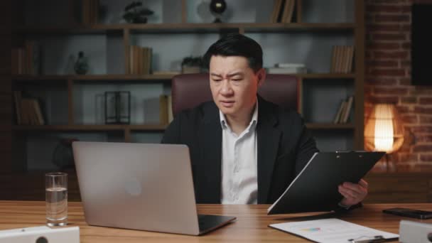 Precieze Aziatische Toezichthouder Die Ontdekt Dat Papieren Documenten Elektronische Versie — Stockvideo