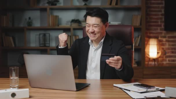 Positiver Asiatischer Mitarbeiter Der Sich Über Die Erfolgreiche Online Bezahlung — Stockvideo