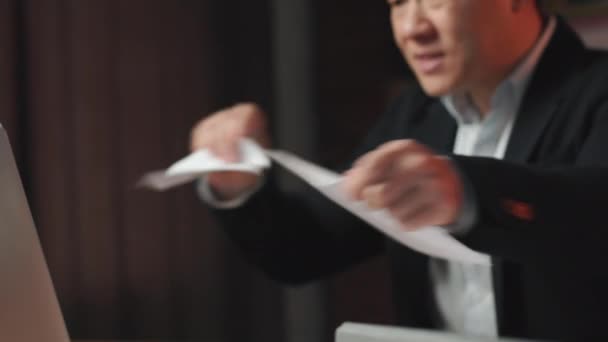 Крупный План Раздраженного Азиатского Бизнесмена Разрывающего Бумаги Время Видеоконференции Ноутбуке — стоковое видео