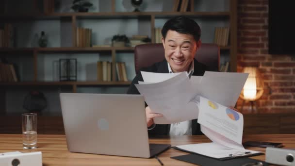 Podekscytowany Menedżer Finansowy Czytający Gazety Wykresami Liczbami Odczuwający Ekstremalne Szczęście — Wideo stockowe