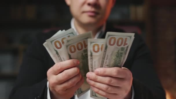 Großaufnahme Eines Geschäftsmannes Weißem Hemd Und Schwarzem Anzug Der Geld — Stockvideo