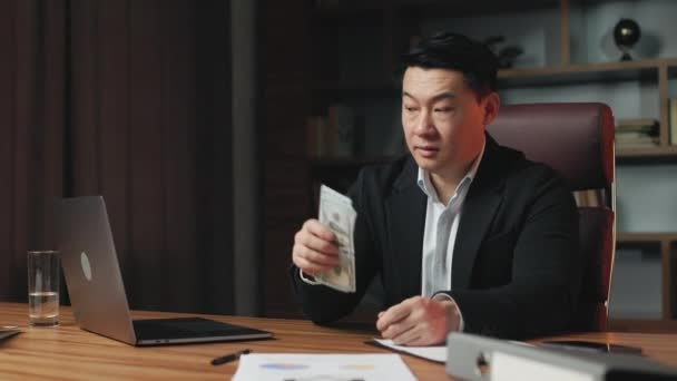 Besorgte Unternehmer Fühlen Sich Wegen Geldmangels Verärgert Aggressiver Asiatischer Arbeiter — Stockvideo