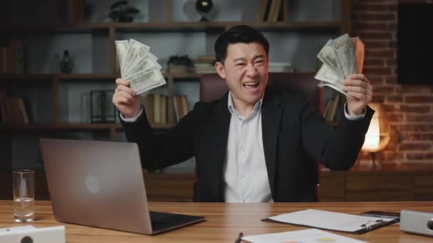 Żywy Mężczyzna Średnim Wieku Zabawiający Się Setkami Dolarów Współczesnym Miejscu — Wideo stockowe