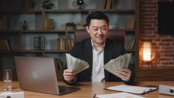 Azjatycki Milioner Średnim Wieku Czerpiący Ogromne Dochody Finansowe Świętujący Sukces — Wideo stockowe